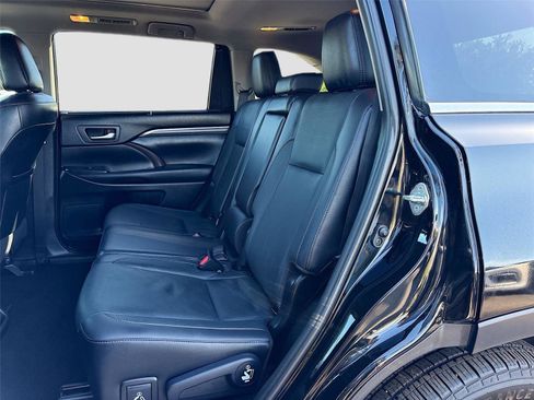 Used 2019 Toyota Highlander Limited Platinum FWD image 25