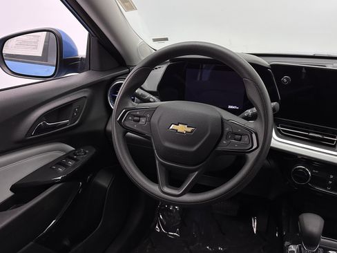 Used 2025 Chevrolet Trax LT FWD image 25