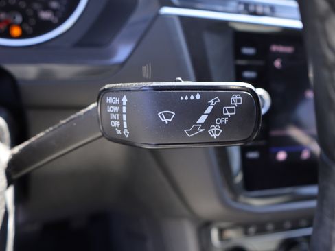 Used 2019 Volkswagen Tiguan SE image 41