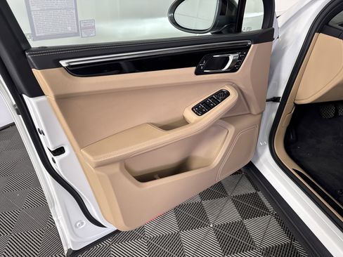 Used 2023 Porsche Macan Turbo image 15