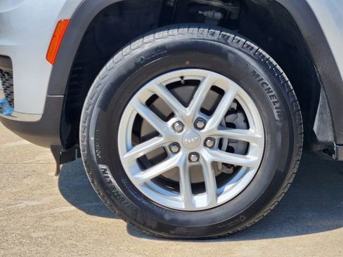 Used 2024 Jeep Grand Cherokee L Laredo image 8