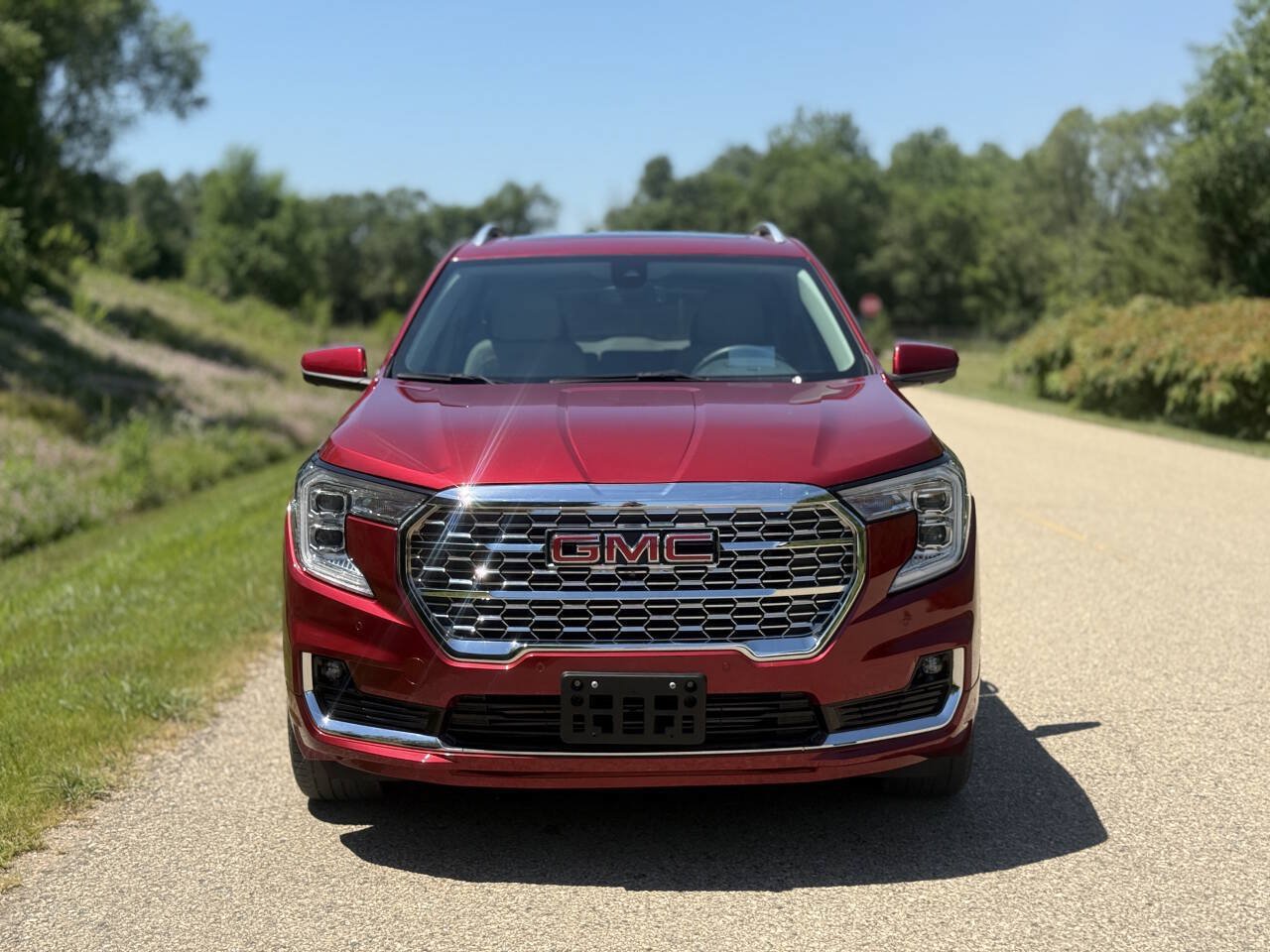 Used 2023 GMC Terrain Denali w/ Denali Premium Package AWD/4WD image 4