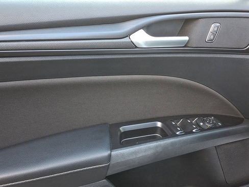 Certified 2018 Ford Fusion SE w/ Equipment Group 201A image 13