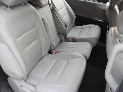 Used 2017 Toyota Sienna XLE w/ XLE Navigation Package FWD image 24