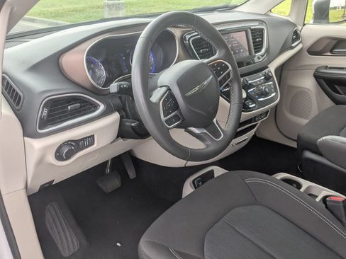 Used 2023 Chrysler Voyager LX FWD image 14