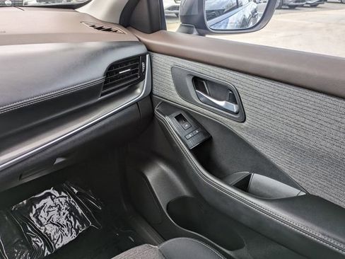 Used 2021 Nissan Rogue SV image 18