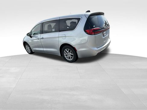 Used 2024 Chrysler Pacifica Touring-L FWD image 8