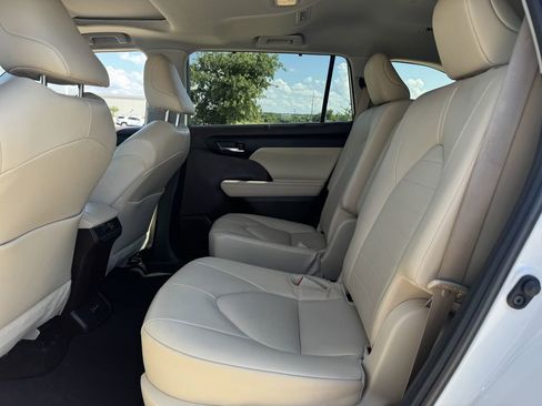 Used 2022 Toyota Highlander XLE FWD image 30