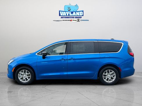 New 2027 Chrysler Pacifica Select FWD image 2