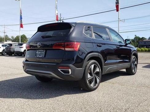 Used 2023 Volkswagen Taos SE w/ Panoramic Sunroof Package AWD/4WD image 3