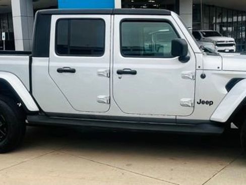 Used 2023 Jeep Gladiator Sport image 2