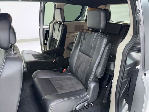 Used 2019 Dodge Grand Caravan SXT FWD image 2