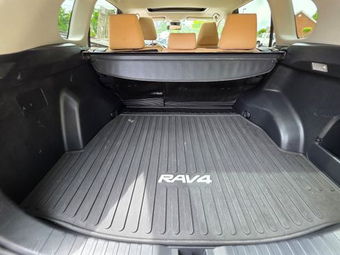 Used 2021 Toyota RAV4 XLE w/ Convenience Package FWD image 21
