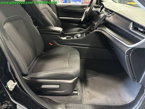 Used 2023 Jeep Grand Cherokee L Laredo image 4