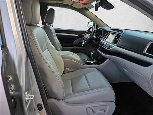 Used 2018 Toyota Highlander XLE AWD/4WD image 19