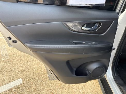 Used 2018 Nissan Rogue SV FWD image 21