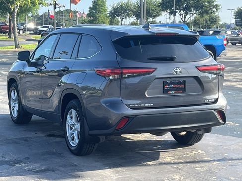 Used 2022 Toyota Highlander LE AWD/4WD image 8