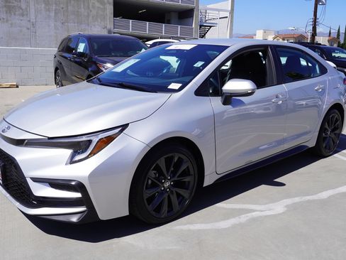 Certified 2025 Toyota Corolla SE FWD image 4