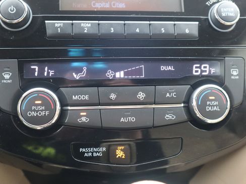 Used 2015 Nissan Rogue SV w/ SV Moonroof Package image 70