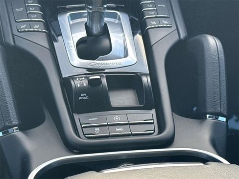 Used 2018 Porsche Cayenne image 17
