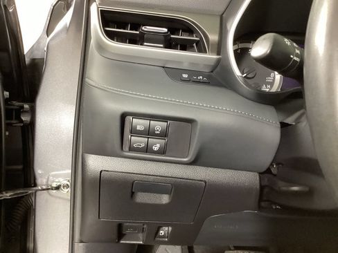 Used 2023 Toyota Highlander XLE AWD/4WD image 12