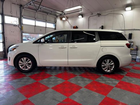 Used 2018 Kia Sedona LX image 4