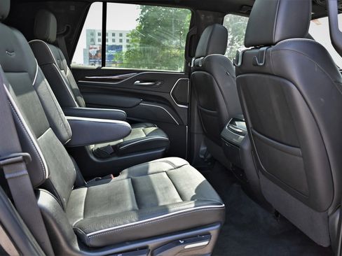 Used 2022 Cadillac Escalade Premium Luxury image 25