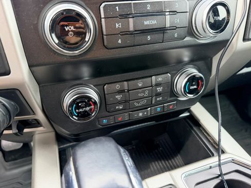Used 2019 Ford F150 Lariat w/ Equipment Group 502A Luxury AWD/4WD image 13