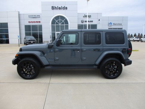 Used 2025 Jeep Wrangler Sahara image 3