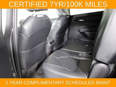 Used 2023 Toyota Highlander XLE AWD/4WD image 11