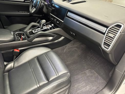 Certified 2023 Porsche Cayenne Platinum Edition AWD/4WD image 25