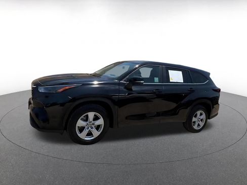 Used 2025 Toyota Highlander LE FWD image 8