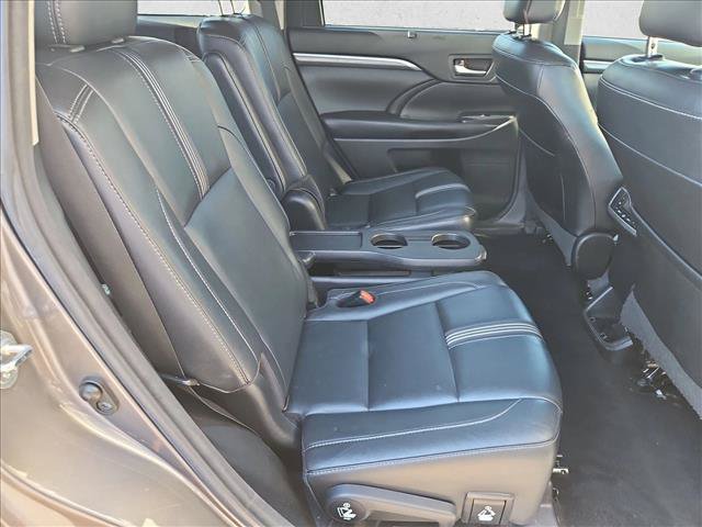 Used 2018 Toyota Highlander SE AWD/4WD image 19