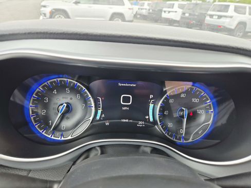 Used 2025 Chrysler Pacifica Limited FWD image 27