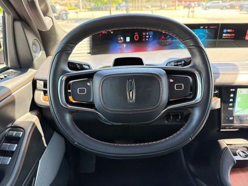 Used 2025 Lincoln Navigator Black Label image 17