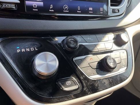 Used 2024 Chrysler Pacifica Touring-L image 25