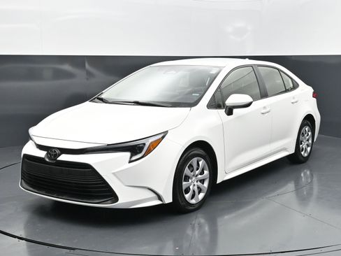 Used 2026 Toyota Corolla LE FWD image 1