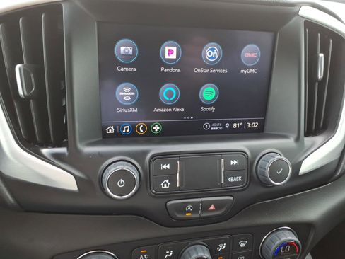 Used 2024 GMC Terrain SLT w/ Tech Package FWD image 18