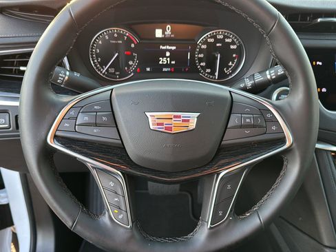 Used 2025 Cadillac XT5 Premium Luxury image 17