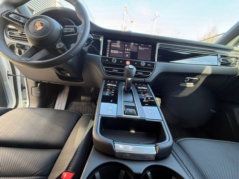Certified 2025 Porsche Macan Turbo image 16