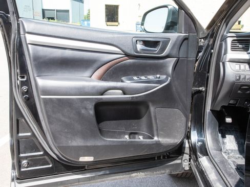Used 2019 Toyota Highlander XLE AWD/4WD image 20