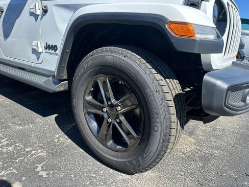 Used 2020 Jeep Wrangler Unlimited Sahara AWD/4WD image 3