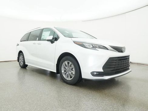 New 2026 Toyota Sienna XLE image 74
