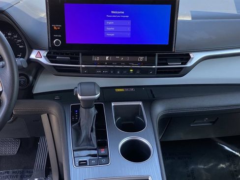 Certified 2025 Toyota Sienna XLE FWD image 28