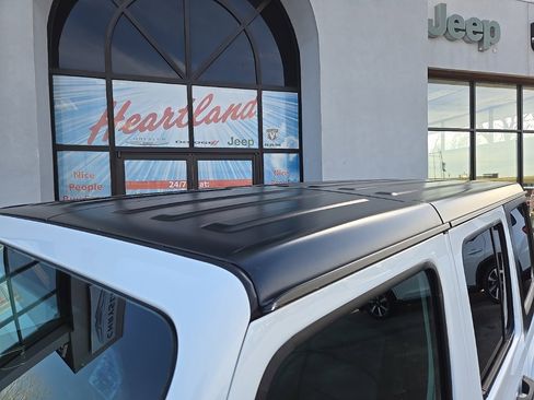 Used 2018 Jeep Wrangler Unlimited Sahara image 24