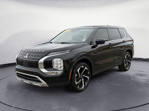 Used 2022 Mitsubishi Outlander SE image 2