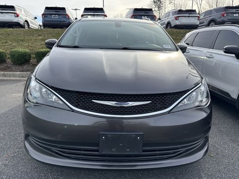 Used 2020 Chrysler Voyager Lxi image 3