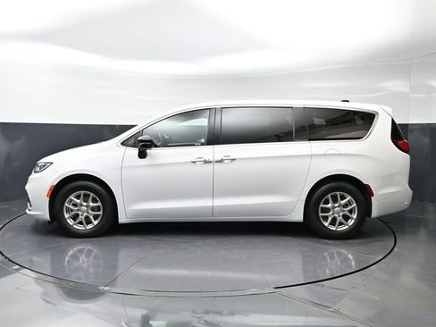 Used 2025 Chrysler Pacifica Select FWD image 8