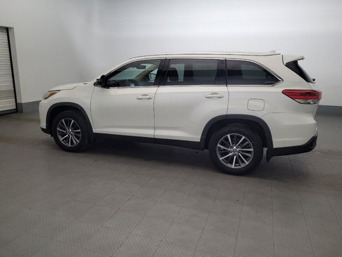 Used 2019 Toyota Highlander XLE AWD/4WD image 3