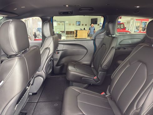 New 2027 Chrysler Pacifica Select FWD image 29